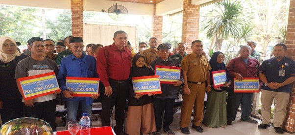 DOKUMENTASI PENYALURAN SIMBOLIS BLT DBHCHT TAHUN 2025 KECAMATAN JATIASIH