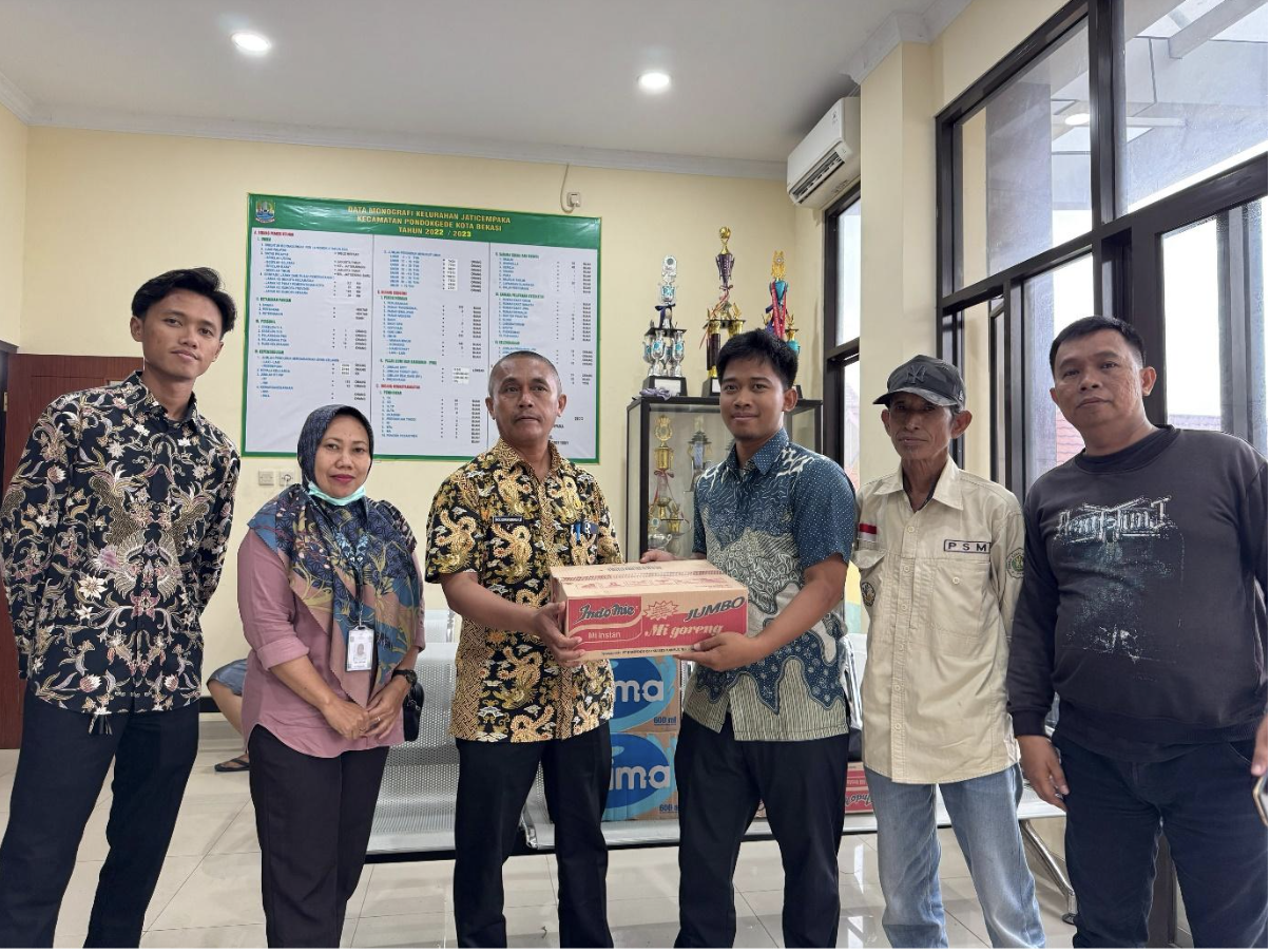 Dinsos Kota Bekasi memberikan Bantuan Sosial kepada masyarakat yang membutuhkan : Wujud dari kepedulian Dinas Sosial terhadap masyarakat