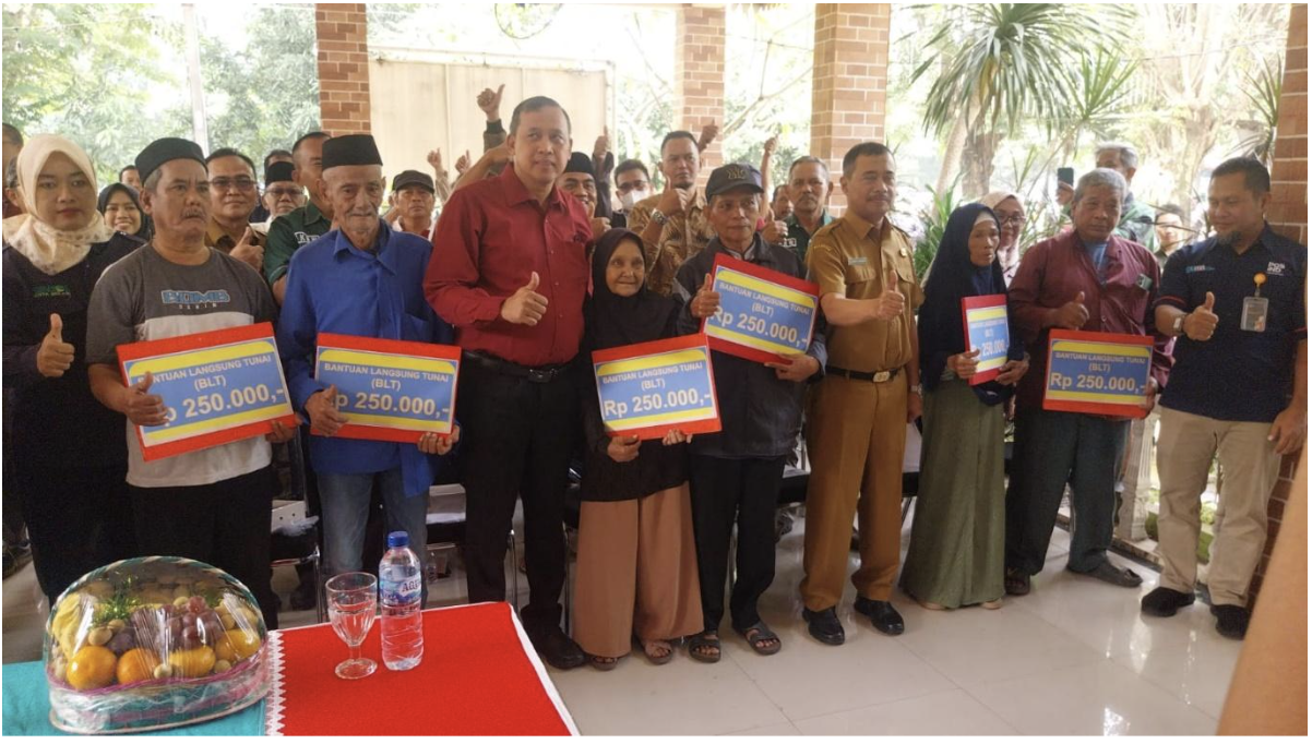 DINAS SOSIAL KOTA BEKASI BERSAMA DENGAN WALIKOTA BEKASI SALURKAN BANTUAN LANGSUNG TUNAI (BLT) DBHCHT